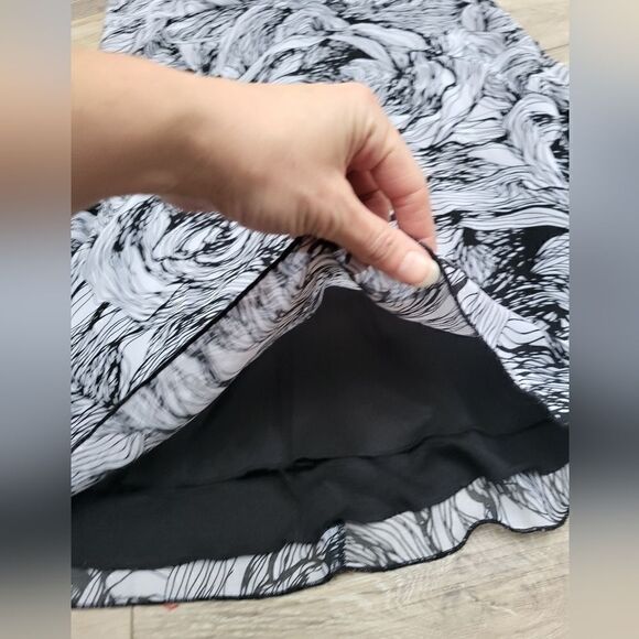 Jonathan Martin chic Black/White Floral Print Dress v neckline and back, size 8 - Picture 9 of 12